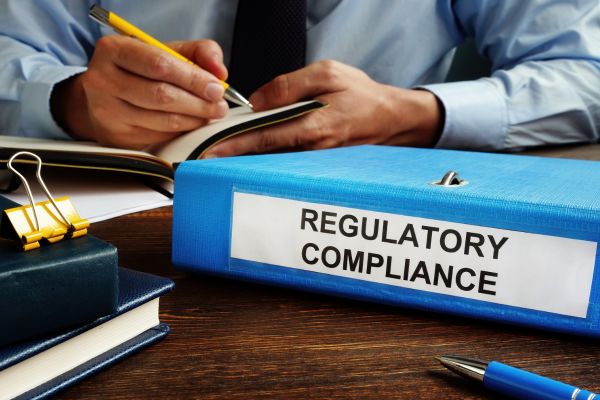 Czym jest zgodność regulacyjna w płatnościach?