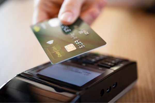 Czym jest Transakcja przy Użyciu Fizycznej Karty