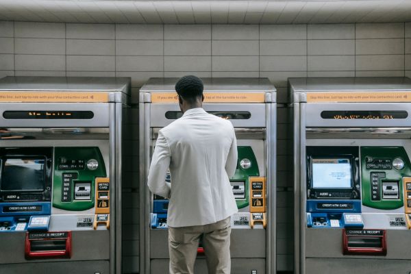 Czym jest transakcja bezdotykowa w bankomacie?