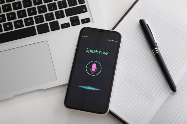 Czym są płatności aktywowane głosem?