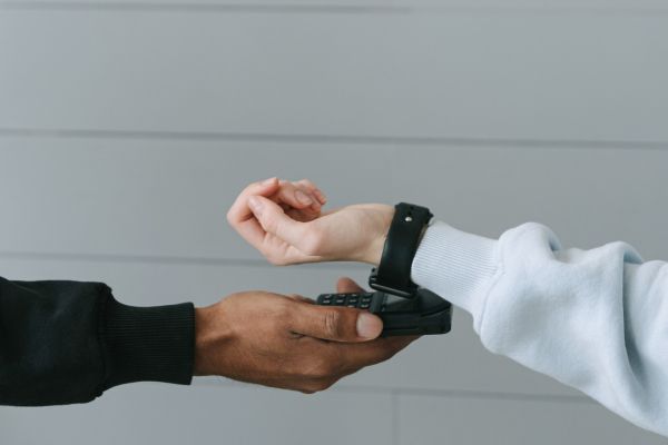 Czym jest urządzenie do płatności typu Wearable?